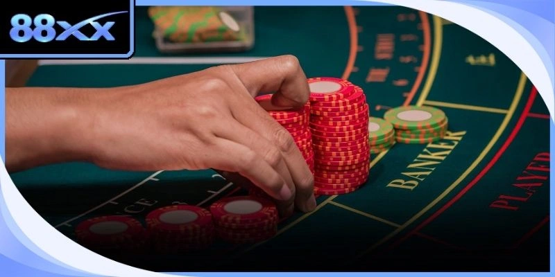 Người chơi đang tập trung theo dõi các lá bài lật mở từ dealer