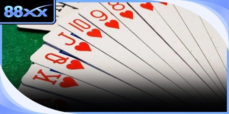 Người chơi đang tập trung tính toán quân bài trên tay để đưa ra quyết định 
