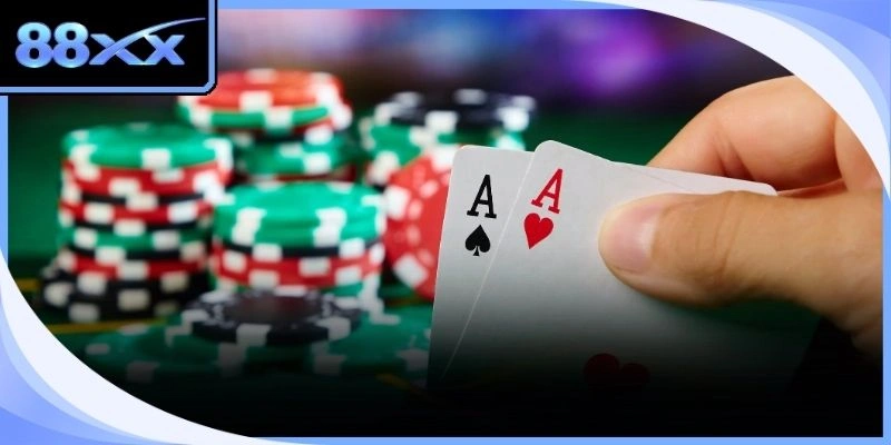 Game thủ đang thực hiện thao tác đẩy toàn bộ chip vào vòng Poker 88xx